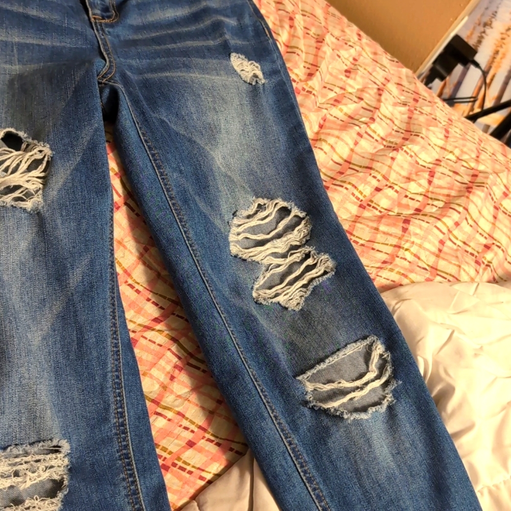 Cute size 0 Tinseltown distressed jeans